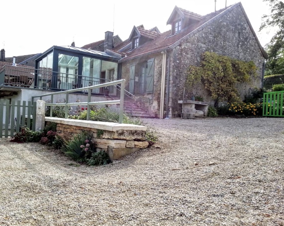 The house and courtyard seen from the gravel drive